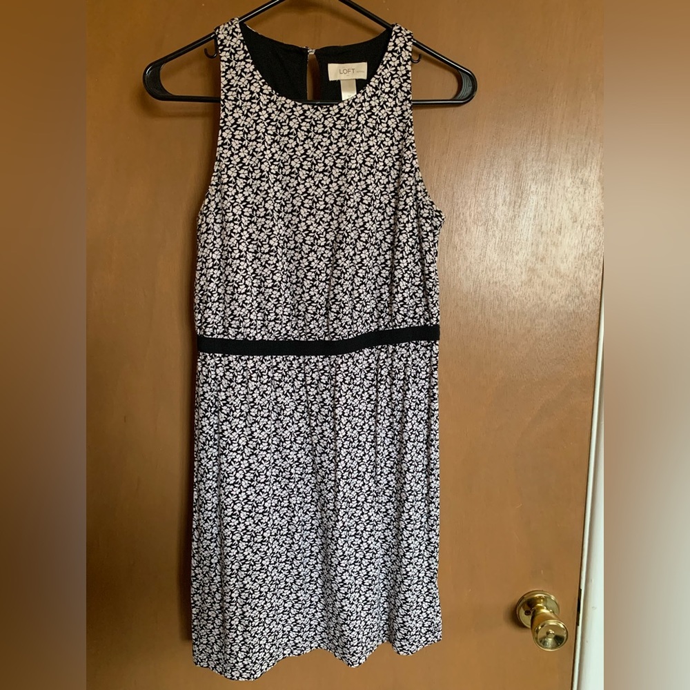 Beautifully simple loft petite dress, with black and white flowers 🖤🤍